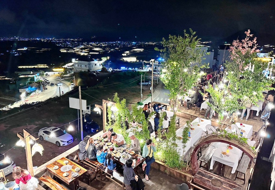 Xóm Lèo (khu dân cư Huỳnh Tấn Phát, phường 11), một trong những địa điểm bậc nhất để ngắm Đà Lạt về đêm. Ảnh: ĐOÀN KIÊN