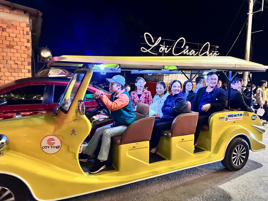 Du khách kết thúc hành trình khám phá Đà Lạt về đêm trên xe điện. Ảnh: ĐOÀN KIÊN