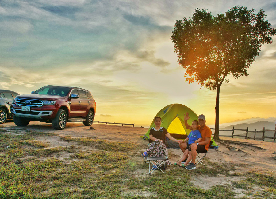 Đặc biệt, đỉnh núi chỉ có duy nhất một cây và tán cây tự phát triển thành hình trái tim khiến nhiều người mê mẩn với cảnh sắc nơi này. Đặc biệt, đỉnh núi chỉ có duy nhất một cây và tán cây tự phát triển thành hình trái tim khiến nhiều người mê mẩn với cảnh sắc nơi này.