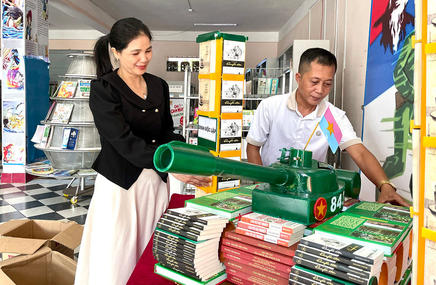 Anh Nguyễn Thế Phiệt và chị Trần Thị Hường bên mô hình xe tăng vừa hoàn thiện nhân chủ điểm 30-4. Ảnh: L.N Anh Nguyễn Thế Phiệt và chị Trần Thị Hường bên mô hình xe tăng vừa hoàn thiện nhân chủ điểm 30-4. Ảnh: L.N