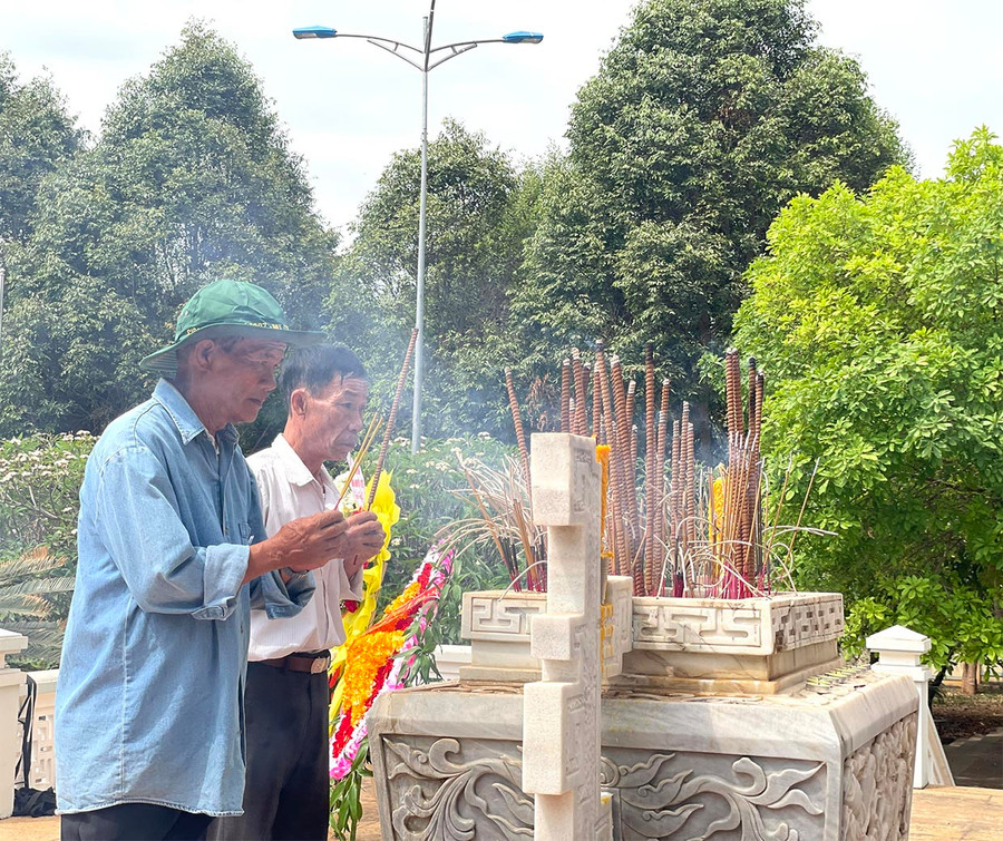 Ông Ngô Văn Lệ (bìa trái) thắp hương viếng đồng đội tại Nghĩa trang Liệt sĩ Đức Cơ. Ảnh: P.D Ông Ngô Văn Lệ (bìa trái) thắp hương viếng đồng đội tại Nghĩa trang Liệt sĩ Đức Cơ. Ảnh: P.D