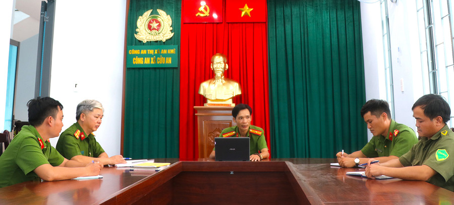 Công an xã Cửu an (thị xã An Khê) họp triển khai công việc trong phòng họp ở trụ sở mới. Ảnh: Ngọc Minh Công an xã Cửu an (thị xã An Khê) họp triển khai công việc trong phòng họp ở trụ sở mới. Ảnh: Ngọc Minh