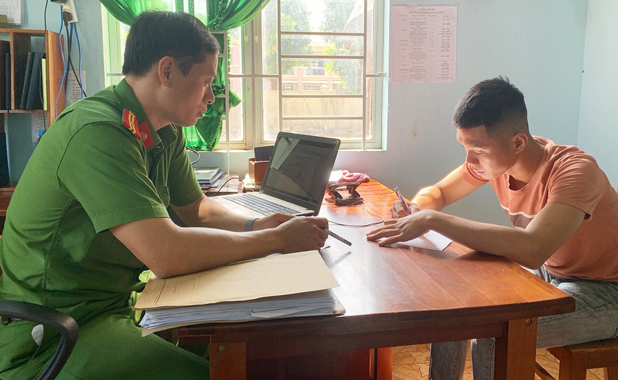 Công an xã Ia Dom gọi hỏi răn đe thanh niên vi phạm Luật Giao thông đường bộ. Ảnh: T.D