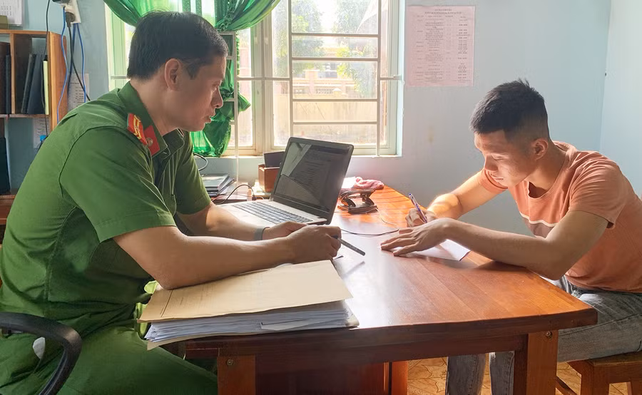 Công an xã Ia Dom gọi hỏi răn đe thanh niên vi phạm Luật Giao thông đường bộ. Ảnh: T.D