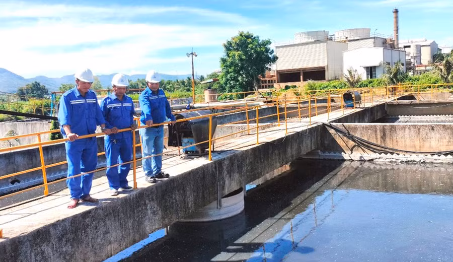 Các ông: Trương Ngọc Duy, Ngô Trọng Ngân, Nguyễn Thành Hiệu (từ trái sang) kiểm tra quy trình thu gom, lưu giữ bùn sinh học để phục vụ nuôi cấy vi sinh. Ảnh: Đ.Y