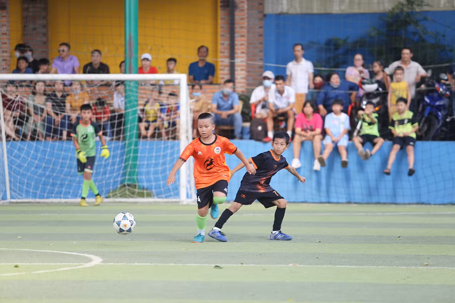 Trận chung kết khối tiểu học giữa Trường Tiểu học Nguyễn Văn Trỗi và Trường Tiểu học Nguyễn Bỉnh Khiêm. Ảnh: Văn Ngọc