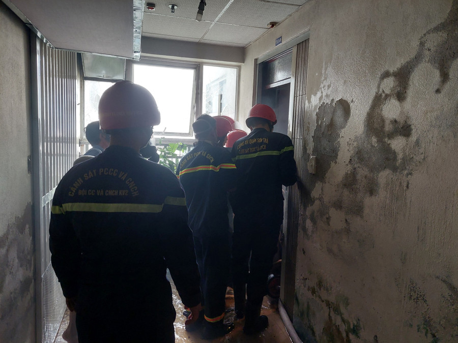 Lực lượng chức năng phá khóa để dập lửa