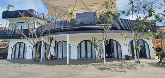 Đà Lạt: Cưỡng chế tháo dỡ cụm công trình nhà hàng, nhà nghỉ vi phạm xây dựng - Ảnh 5. Khu nghỉ dưỡng của Công ty Malakai buộc phải tháo dỡ. Ảnh: LV