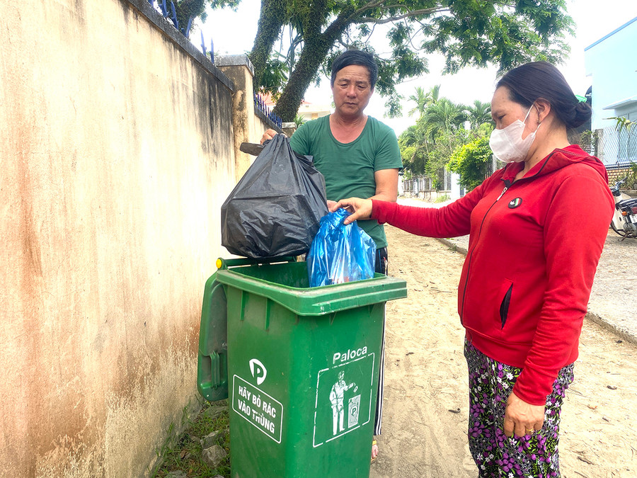 Các hộ dân trong hẻm đem rác ra đầu đường bỏ đúng nơi quy định giúp hạn chế tình trạng ô nhiễm môi trường. Ảnh: Ngọc Minh