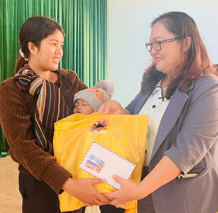 Những ánh mắt lấp lánh niềm vui và nụ cười tươi hạnh phúc của người cho và người nhận. Ảnh: Trần Dung