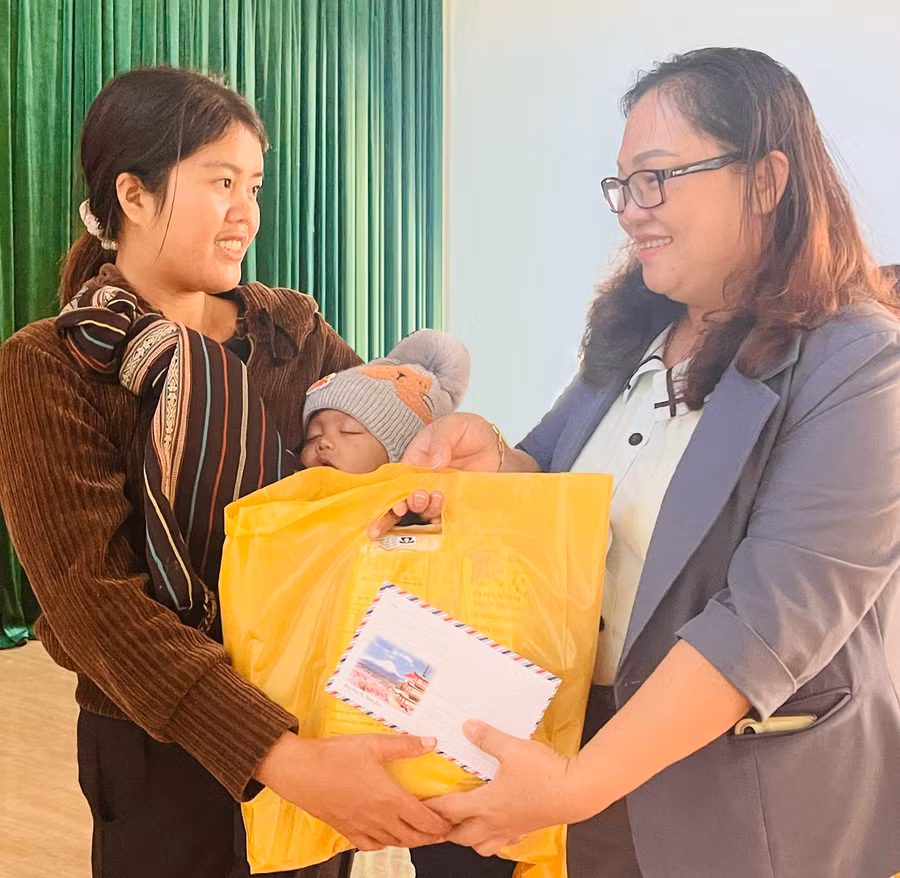 Những ánh mắt lấp lánh niềm vui và nụ cười tươi hạnh phúc của người cho và người nhận. Ảnh: Trần Dung