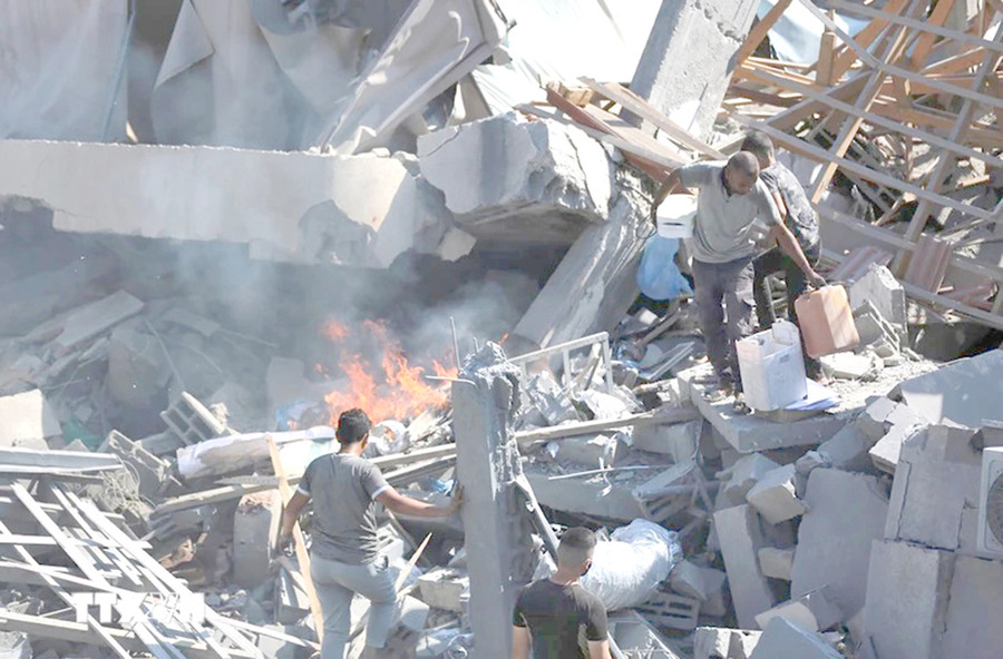 Khung cảnh đổ nát sau khi Israel không kích xuống trại tị nạn Al-Bureij, miền Trung Dải Gaza, ngày 10-9. Ảnh: THX/TTXVN Khung cảnh đổ nát sau khi Israel không kích xuống trại tị nạn Al-Bureij, miền Trung Dải Gaza, ngày 10-9. Ảnh: THX/TTXVN