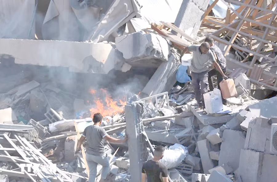 Khung cảnh đổ nát sau khi Israel không kích xuống trại tị nạn Al-Bureij, miền Trung Dải Gaza, ngày 10-9. Ảnh: THX/TTXVN