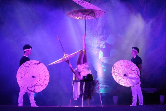 Tiết mục tung hứng ô. Ảnh: TUẤN GIANG Tiết mục tung hứng ô. Ảnh: TUẤN GIANG