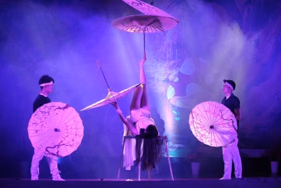 Tiết mục tung hứng ô. Ảnh: TUẤN GIANG