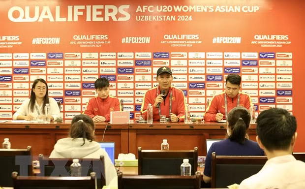 Huấn luyện viên trưởng U20 Việt Nam Akira Ijiri trả lời phóng viên sau trận đấu. (Ảnh: Trung Kiên/TTXVN)