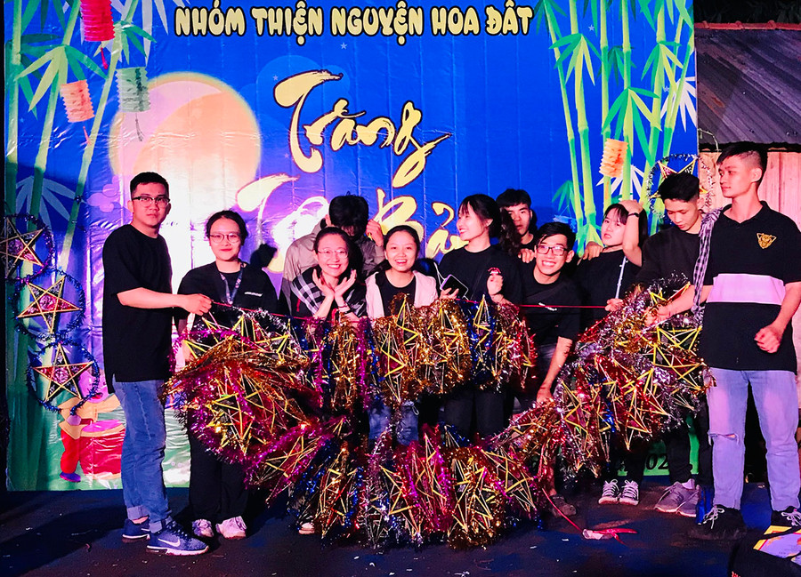 Các bạn trẻ chuẩn bị cho đêm hội trăng rằm. Ảnh: Đ.M.P Các bạn trẻ chuẩn bị cho đêm hội trăng rằm. Ảnh: Đ.M.P