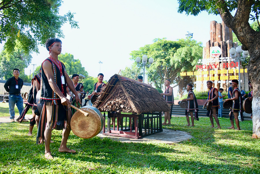 Một tiết mục trình diễn cồng chiêng của các nghệ nhân tại Ngày hội Văn hóa các dân tộc lần thứ I năm 2022. Ảnh: Lam Nguyên Một tiết mục trình diễn cồng chiêng của các nghệ nhân tại Ngày hội Văn hóa các dân tộc lần thứ I năm 2022. Ảnh: Lam Nguyên
