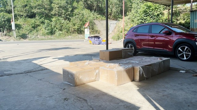 Đà Nẵng: Phục bắt 'người vận chuyển' của đường dây thuốc lá ngoại nhập lậu - Ảnh 1. Số thùng thuốc lá lậu bị tạm giữ tại kho hàng Trạm trung chuyển Văn Thiện, thuộc địa bàn thôn Đại La, xã Hòa Sơn, H.Hòa Vang, TP.Đà Nẵng. Ảnh: NGUYỄN TÚ