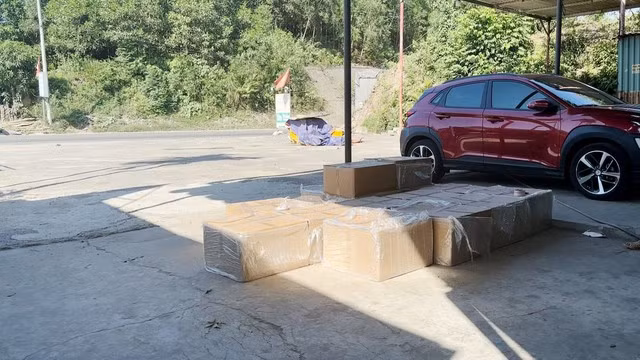 Số thùng thuốc lá lậu bị tạm giữ tại kho hàng Trạm trung chuyển Văn Thiện, thuộc địa bàn thôn Đại La, xã Hòa Sơn, H.Hòa Vang, TP.Đà Nẵng. Ảnh: NGUYỄN TÚ