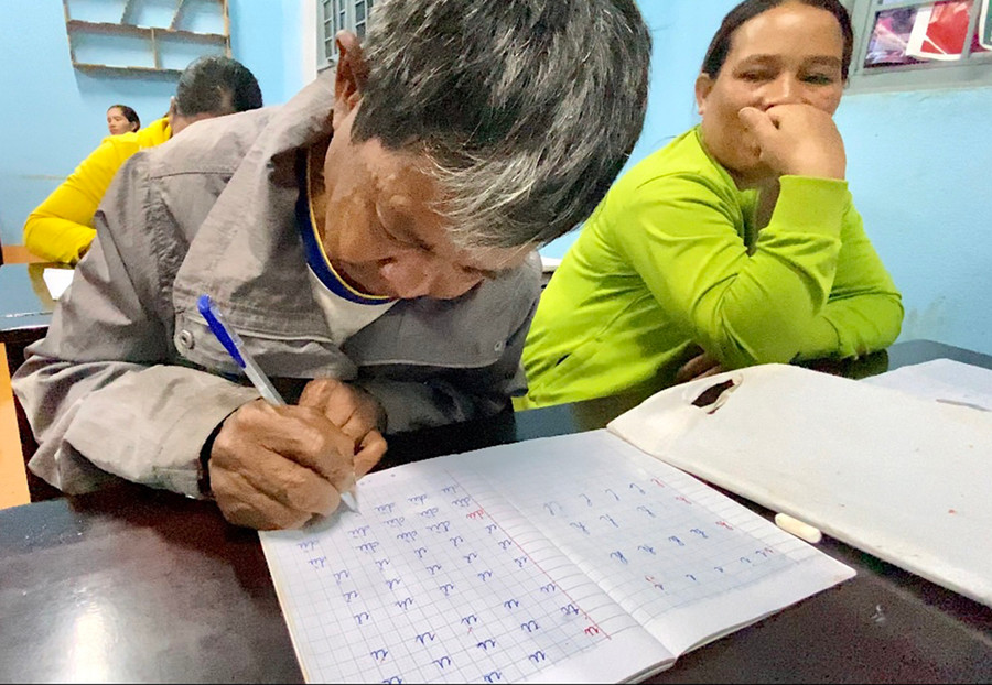 Đã trên 60 tuổi, nhưng ông Siu Ya là học sinh chăm học và viết chữ đẹp nhất lớp. Ảnh: Hà Duy