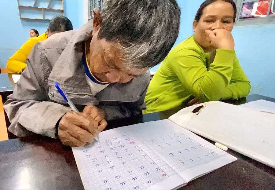 Đã trên 60 tuổi, nhưng ông Siu Ya là học sinh chăm học và viết chữ đẹp nhất lớp. Ảnh: Hà Duy