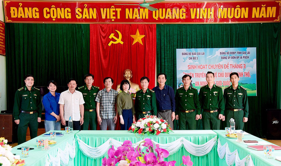 Các đảng viên Chi bộ 3 (Đảng bộ Báo Gia Lai) và đại diện Đảng bộ Đồn Biên phòng Ia Puch (huyện Chư Prông) chụp hình lưu niệm. Ảnh: Đức Thụy Các đảng viên Chi bộ 3 (Đảng bộ Báo Gia Lai) và đại diện Đảng bộ Đồn Biên phòng Ia Puch (huyện Chư Prông) chụp hình lưu niệm. Ảnh: Đức Thụy