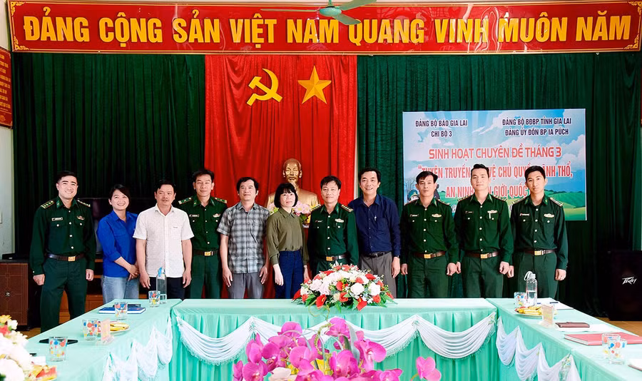 Các đảng viên Chi bộ 3 (Đảng bộ Báo Gia Lai) và đại diện Đảng bộ Đồn Biên phòng Ia Puch (huyện Chư Prông) chụp hình lưu niệm. Ảnh: Đức Thụy