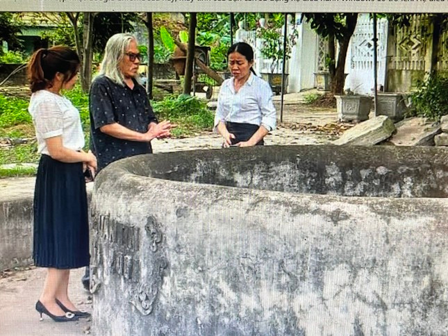 Bí thư Đảng ủy Nguyễn Thị Thanh (phải) bên Giếng cổ. Bí thư Đảng ủy Nguyễn Thị Thanh (phải) bên Giếng cổ.