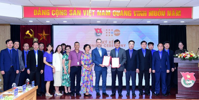 Bước tiến quan trọng trong việc phối hợp giữa T.Ư Đoàn và UNFPA - Ảnh 1. T.Ư Đoàn và UNFPA tại Việt Nam trao đổi văn bản ký kết hợp tác tại buổi làm việc. Ảnh: XUÂN TÙNG