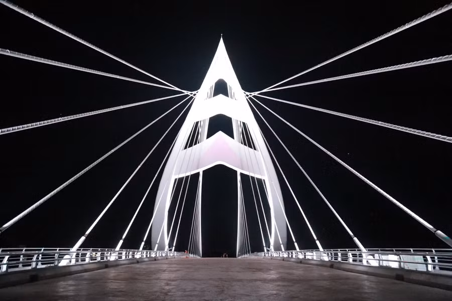 Lấy ý tưởng từ búp sen hồng, cây cầu có tổng chiều dài 327m, trong đó chiều dài thực 210m. Sơ đồ cấu trúc nhịp 100+100m và nhịp chính có chiều cao 73m mang hình dáng búp sen vươn lên trời cao Ảnh: Bảo Khánh