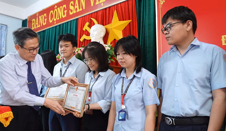 Giám đốc Sở GD-ĐT Lê Duy Định tặng giấy khen cho các học sinh đã hoàn thành xuất sắc nhiệm vụ trong đợt bồi dưỡng đội tuyển HSG tham gia kỳ thi chọn HSG quốc gia THPT năm học 2022-2023. Ảnh: M.T