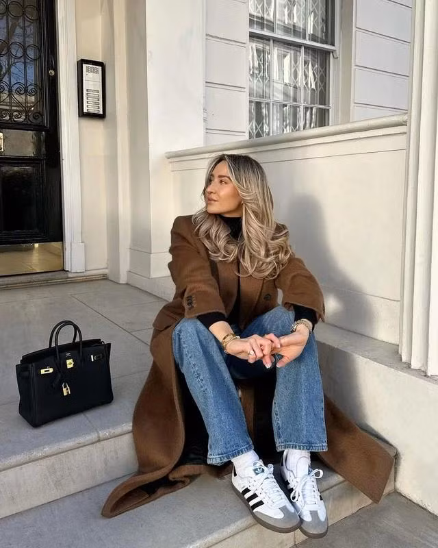 Dù đã là cuối mùa đông nhưng thời tiết ở nhiều nơi vẫn khá lạnh lẽo. Khi mặc đủ ấm và đủ đẹp, suy nghĩ "lười ra đường" của các cô gái sẽ biến mất nhanh chóng, đặc biệt khi có sự trợ giúp từ những chiếc áo măng tô ấm áp. Nếu tìm kiếm chiếc áo khoác dài để mặc suốt mùa lạnh năm nay và nhiều năm nữa, nàng chớ bỏ qua gam màu nâu sô cô la. Sắc màu này bổ sung vào tủ đồ màu trung tính, biến các bộ trang phục đơn sắc trở nên thú vị và ấn tượng hơn