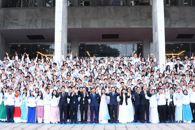 Ban Chấp hành Trung ương Hội Sinh viên Việt Nam khóa XI cùng các đại biểu tham dự Đại hội. (Ảnh: Minh Đức/TTXVN)