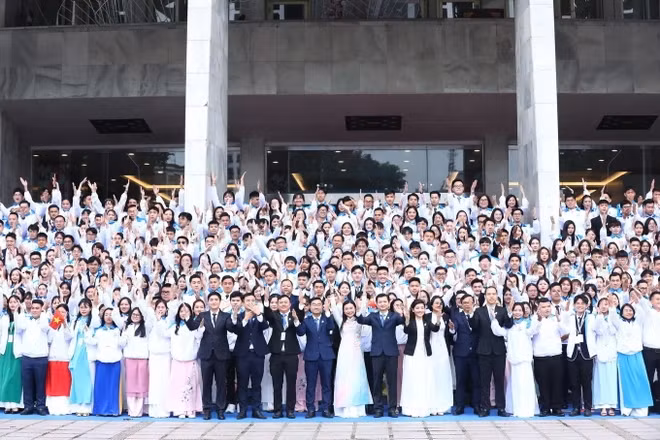 Ban Chấp hành Trung ương Hội Sinh viên Việt Nam khóa XI cùng các đại biểu tham dự Đại hội. (Ảnh: Minh Đức/TTXVN)