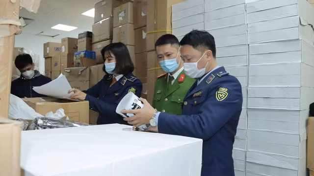 Lực lượng chức năng kiểm tra hàng hóa.