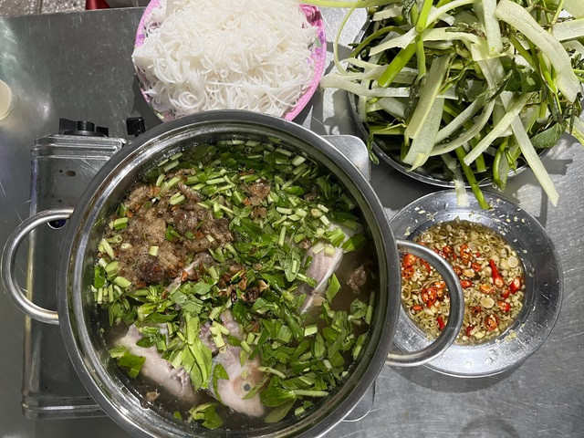 Cuối tuần đi Bình Dương tắm Suối Trúc, ăn lẩu cá không tên - Ảnh 5. Nồi lẩu cá điêu hồng đầy đặn chưa đến 150.000 đồng tại quán lẩu cá Không Tên ở Tây Ninh. Ảnh: HUỲNH NHI