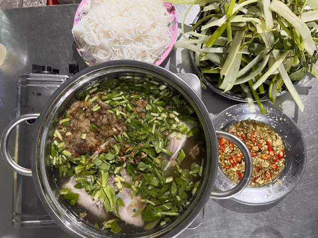 Nồi lẩu cá điêu hồng đầy đặn chưa đến 150.000 đồng tại quán lẩu cá Không Tên ở Tây Ninh. Ảnh: HUỲNH NHI