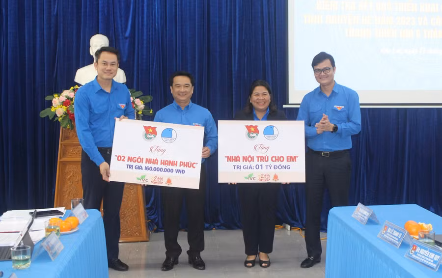 Bí thư thứ nhất Trung ương Đoàn Bùi Quang Huy (bìa phải) trao bảng tượng trưng các công trình cho Tỉnh Đoàn Gia Lai. Ảnh: Phan Lài