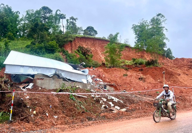 Mưa lớn nhiều ngày gây sạt lở nghiêm trọng ở nhiều nơi của tỉnh Lâm Đồng.