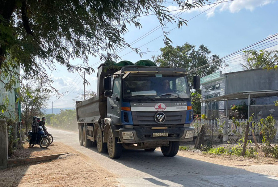 Xe trọng tải lớn chiếm hết lòng đường làm các xe đang lưu thông phải nép sát vào lề đường để đảm bảo an toàn. Ảnh: V.C Xe trọng tải lớn chiếm hết lòng đường làm các xe đang lưu thông phải nép sát vào lề đường để đảm bảo an toàn. Ảnh: V.C