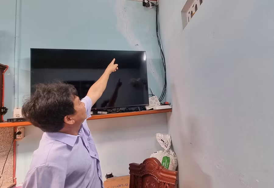 Do ảnh hưởng bởi độ rung từ máy dệt của cơ sở Vũ Nguyệt, tường nhà ông Nguyễn Đức Toàn bị nứt nhiều nơi. Ảnh: S.P Do ảnh hưởng bởi độ rung từ máy dệt của cơ sở Vũ Nguyệt, tường nhà ông Nguyễn Đức Toàn bị nứt nhiều nơi. Ảnh: S.P