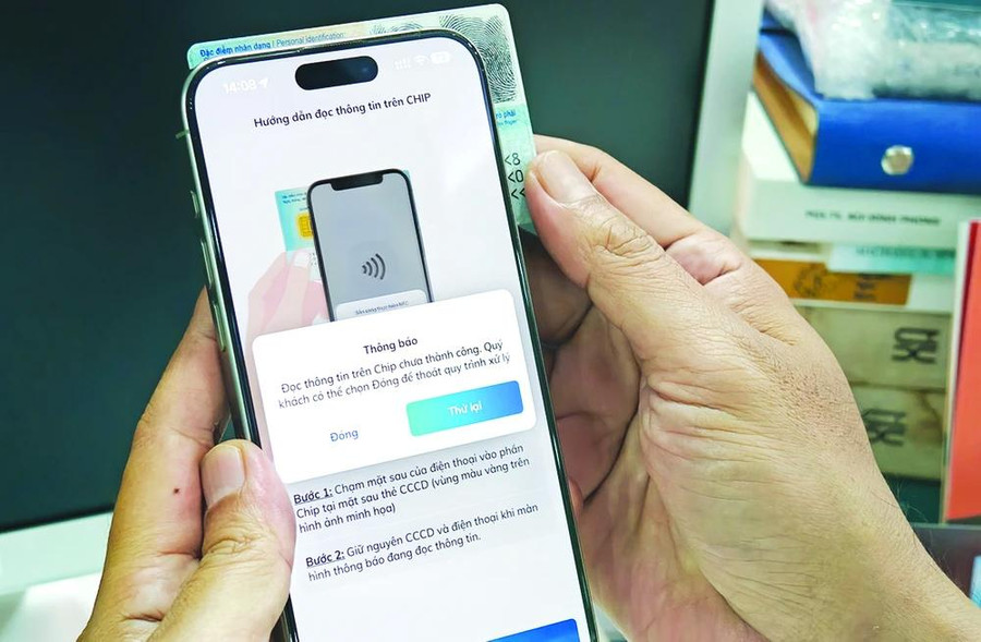 Quét thông tin CCCD không phải lúc nào cũng thành công khi cập nhật sinh trắc học qua app ngân hàng nên người dùng cần kiên nhẫn. Ảnh: TẤN BA Quét thông tin CCCD không phải lúc nào cũng thành công khi cập nhật sinh trắc học qua app ngân hàng nên người dùng cần kiên nhẫn. Ảnh: TẤN BA
