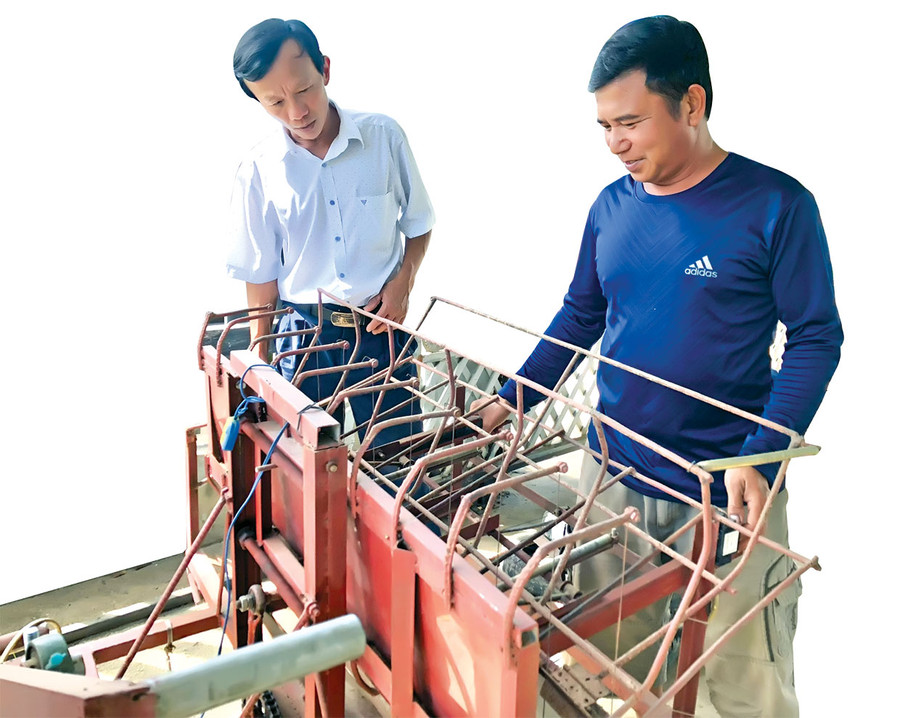 Ông Phạm Văn Bình (bìa phải) giới thiệu với ông Nguyễn Đình Nhung-Chủ tịch Hội Nông dân huyện Krông Pa máy cắt hom mì do mình sáng chế. Ảnh: L.N Ông Phạm Văn Bình (bìa phải) giới thiệu với ông Nguyễn Đình Nhung-Chủ tịch Hội Nông dân huyện Krông Pa máy cắt hom mì do mình sáng chế. Ảnh: L.N