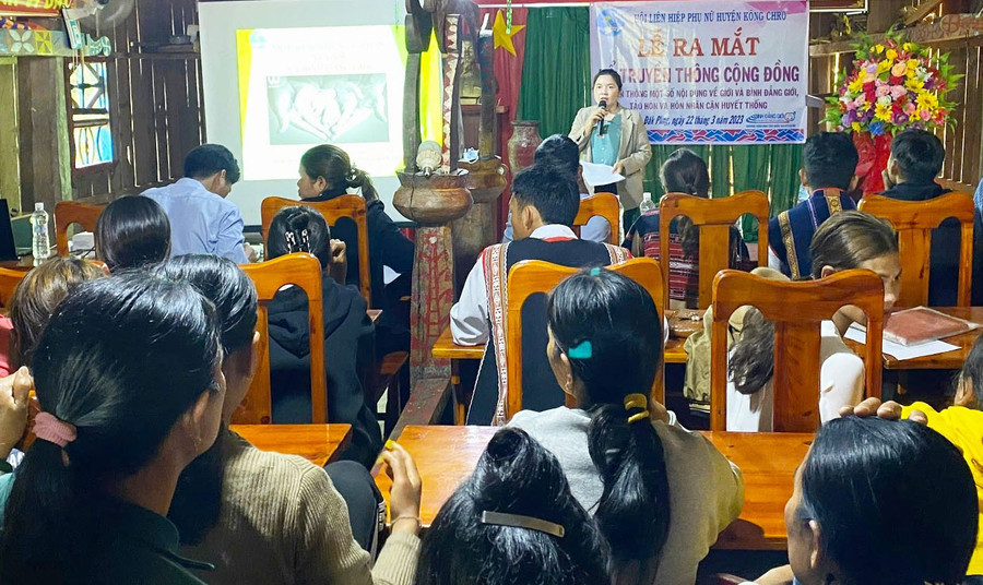 Hội Liên hiệp Phụ nữ huyện Kông Chro đẩy mạnh phổ biến kiến thức về tảo hôn, hôn nhân cận huyết thống trong cộng đồng. Ảnh: Đinh Toại