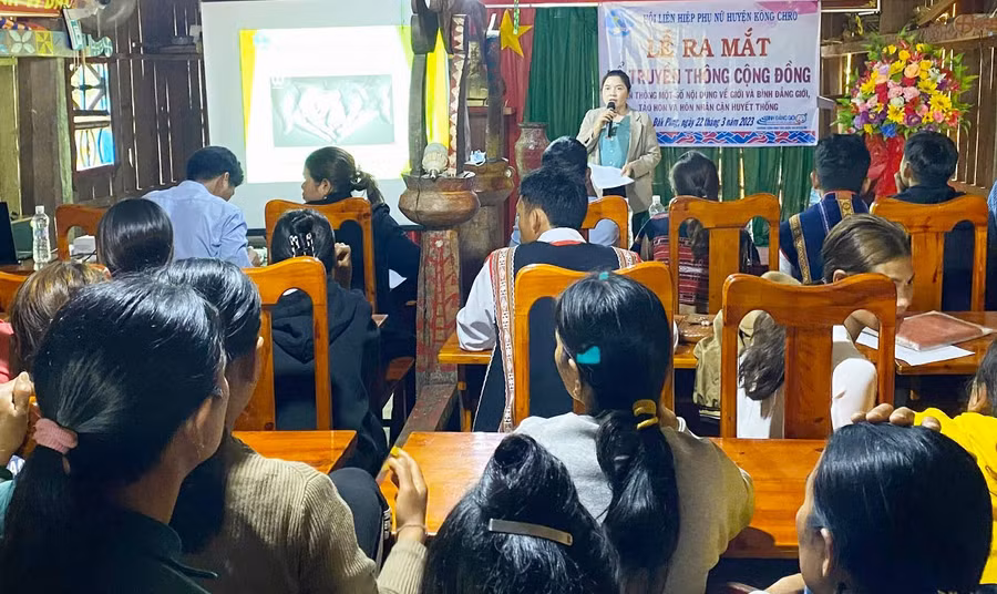 Hội Liên hiệp Phụ nữ huyện Kông Chro đẩy mạnh phổ biến kiến thức về tảo hôn, hôn nhân cận huyết thống trong cộng đồng. Ảnh: Đinh Toại