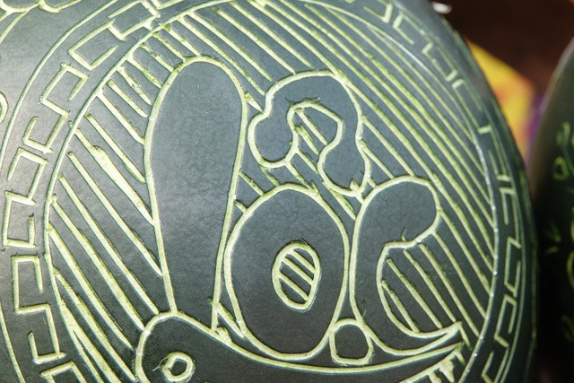 Những trái dưa được điêu khắc chữ thư pháp. ẢNH DUY TÂN Những trái dưa được điêu khắc chữ thư pháp. ẢNH DUY TÂN