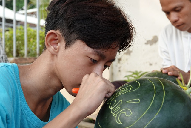 Mỗi trái dưa được các em điêu khắc hoàn thiện trong vòng 50 phút. ẢNH DUY TÂN Mỗi trái dưa được các em điêu khắc hoàn thiện trong vòng 50 phút. ẢNH DUY TÂN