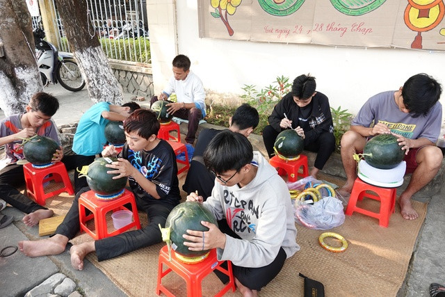 Các em học sinh Trường Dạy trẻ khuyết tật Cần Thơ khắc dưa hấu ngày giáp tết. ẢNH DUY TÂN Các em học sinh Trường Dạy trẻ khuyết tật Cần Thơ khắc dưa hấu ngày giáp tết. ẢNH DUY TÂN