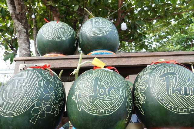 Những trái dưa được các học sinh khiếm thính điêu khắc. ẢNH DUY TÂN Những trái dưa được các học sinh khiếm thính điêu khắc. ẢNH DUY TÂN